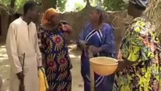 Trois_hommes_une_village_https___www.nollynextv.com_videos_la-fille-esclave-a-trouve-son-riche-prince-sur-son-le-chemin-de-la-riviere_